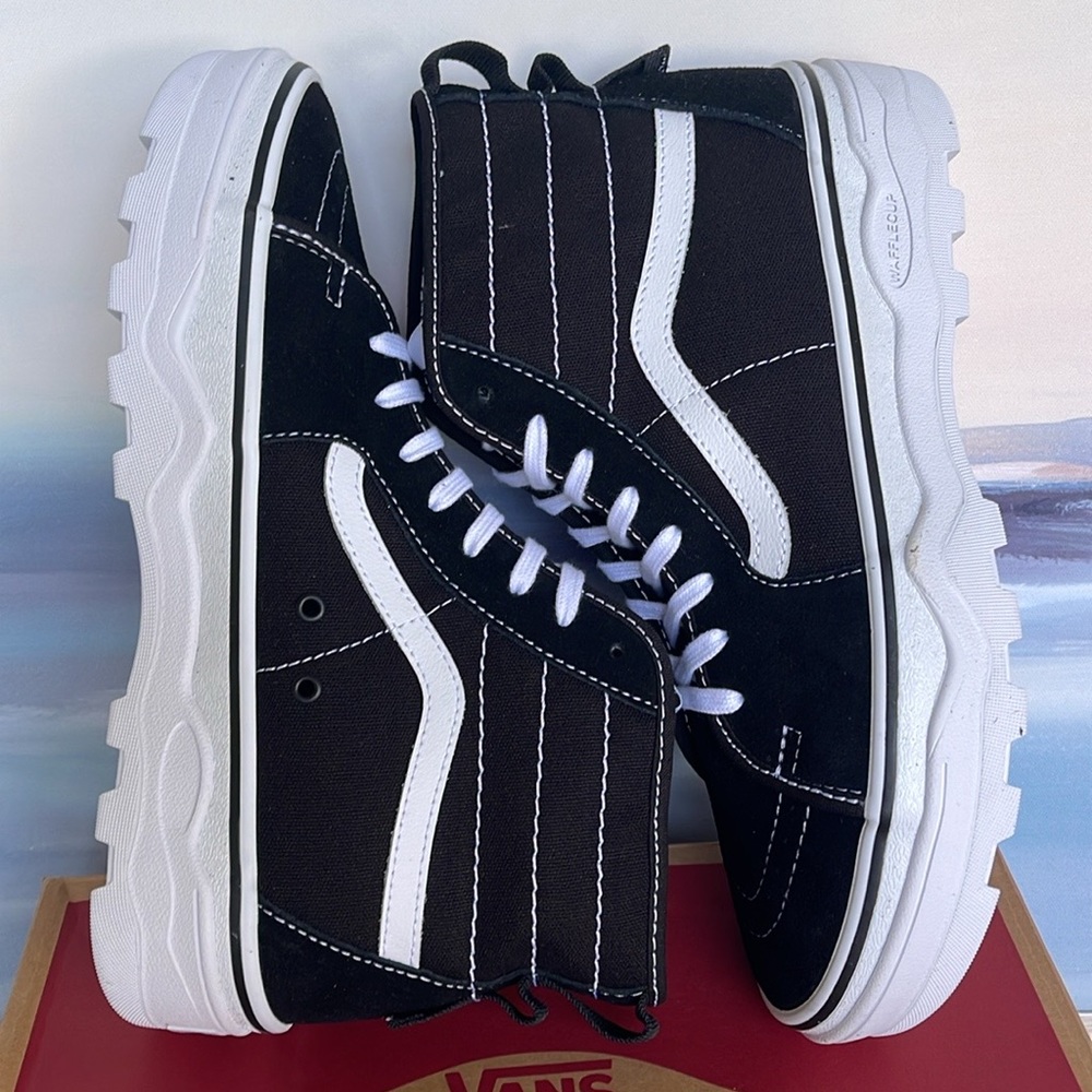 Vans WMNS Sentry Sk8-Hi
Black/White
VN0A5KY5BA2
Sneakers - Picture 3 of 16